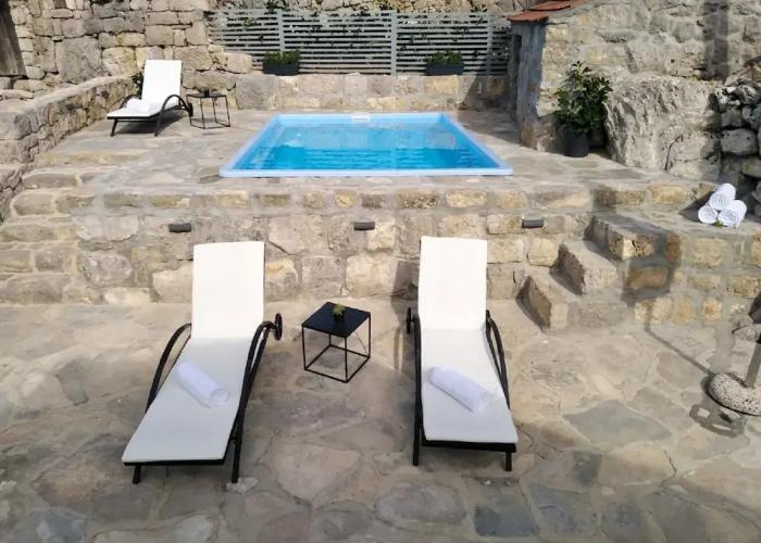 Stone Holiday Home in Brotnice Dalmatia with Outdoor Hot Tub