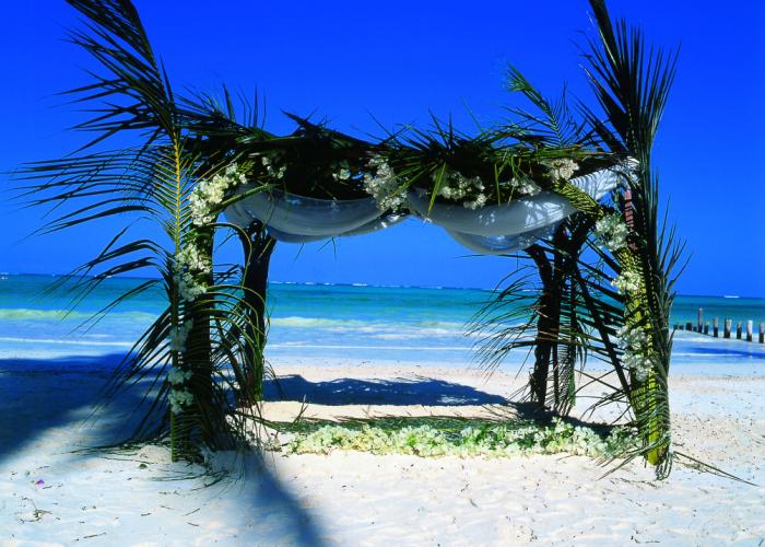 Breezes Beach Club & Spa – Half Board Hotel