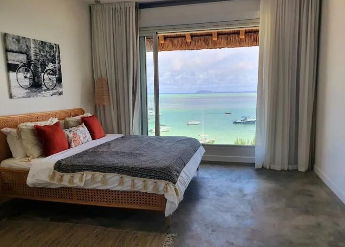 Luxury beachfront villa with private pool and cozy Pavillon with private jacuzzi on rooftop terrace