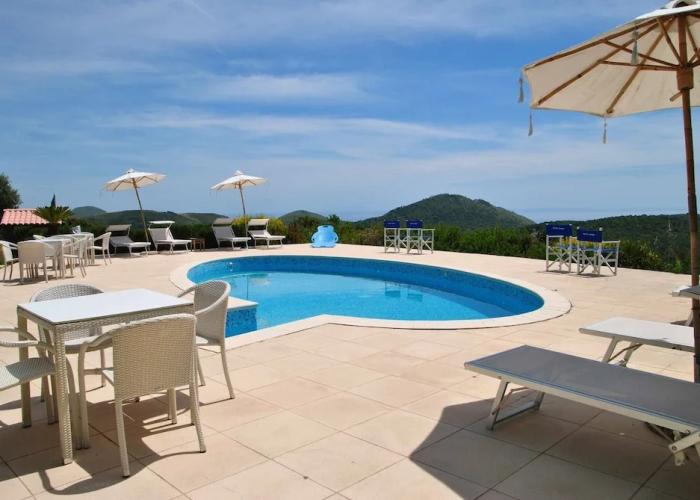 Red Roses Flat in a Semi-detached Villa