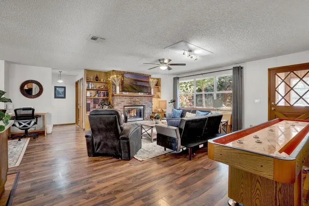 Ranch Home w Games Hot Tub and Beautiful Scenery