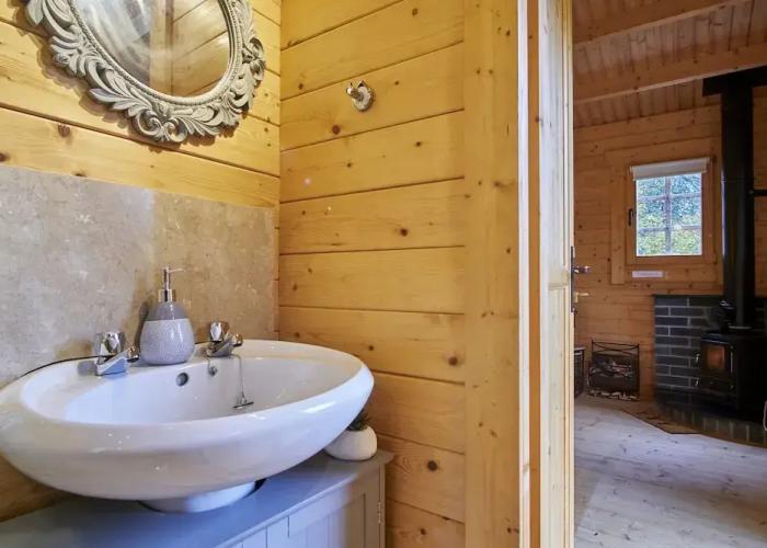 Tranquil Cabin Retreat in Carluke