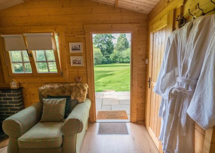 Tranquil Cabin Retreat in Carluke