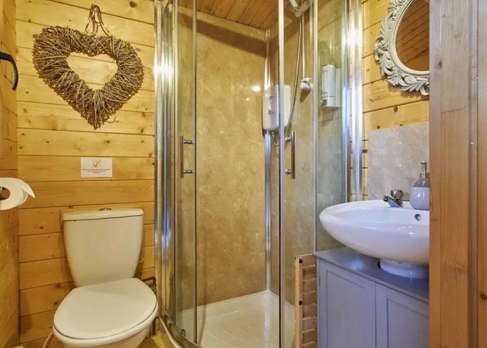 Tranquil Cabin Retreat in Carluke