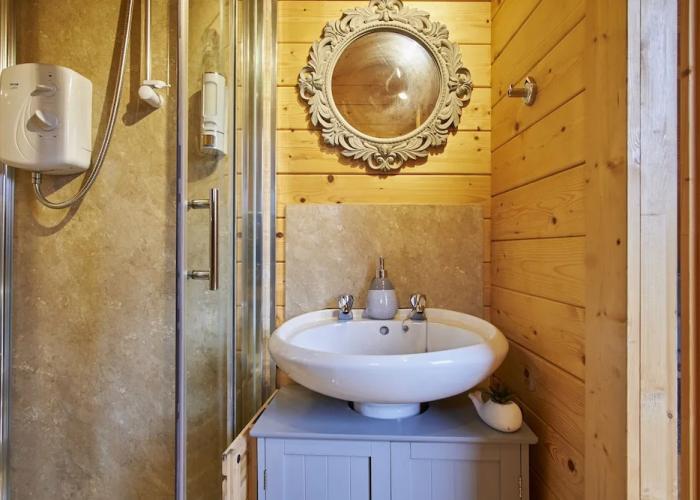 Tranquil Cabin Retreat in Carluke