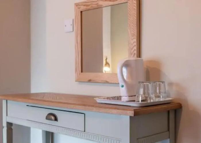 Host Stay Woodroffe Arms Hope Twin Room 2