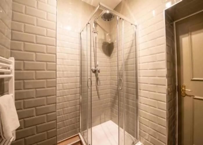 Host Stay Woodroffe Arms Hope Twin Room 2