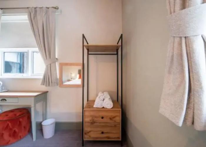 Host Stay Woodroffe Arms Hope Twin Room 2