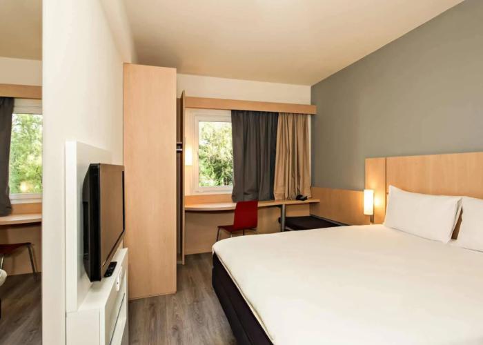 Ibis Pilar