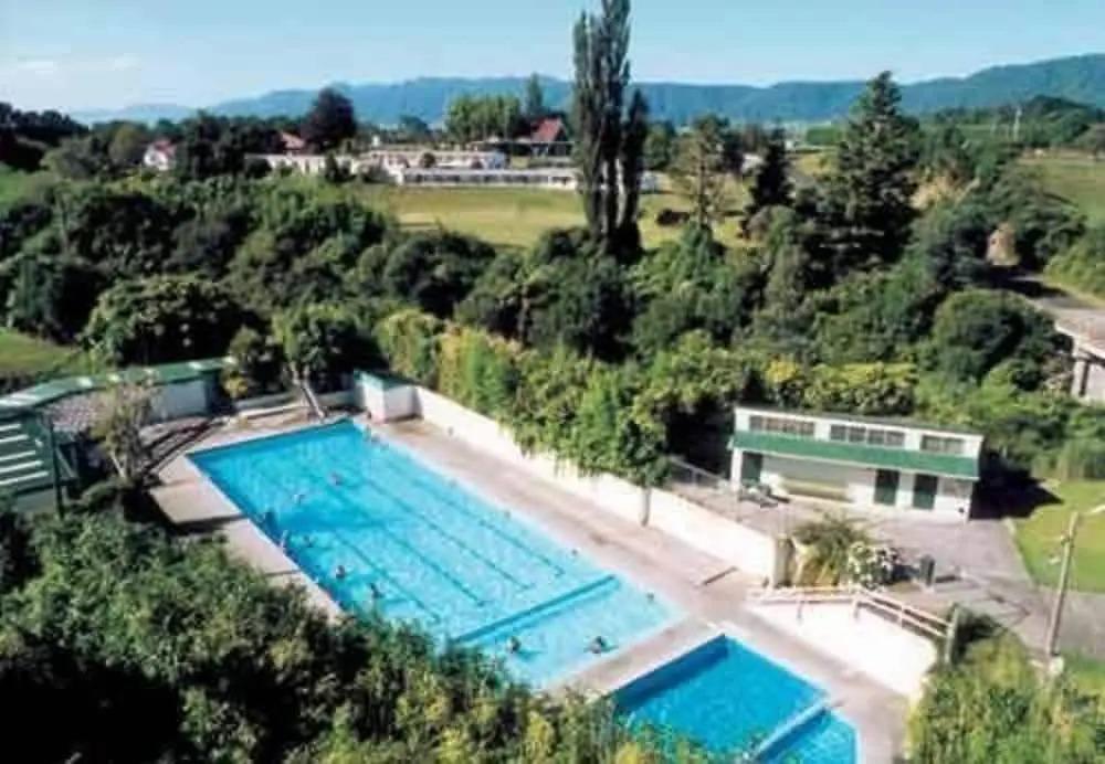 Opal Hot Springs And Holiday Park