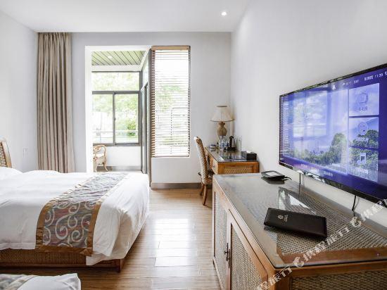 Royal Waterlily Hotel