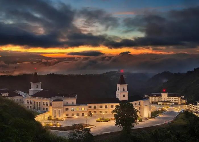 Twin Lakes Hotel