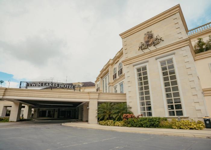 Twin Lakes Hotel