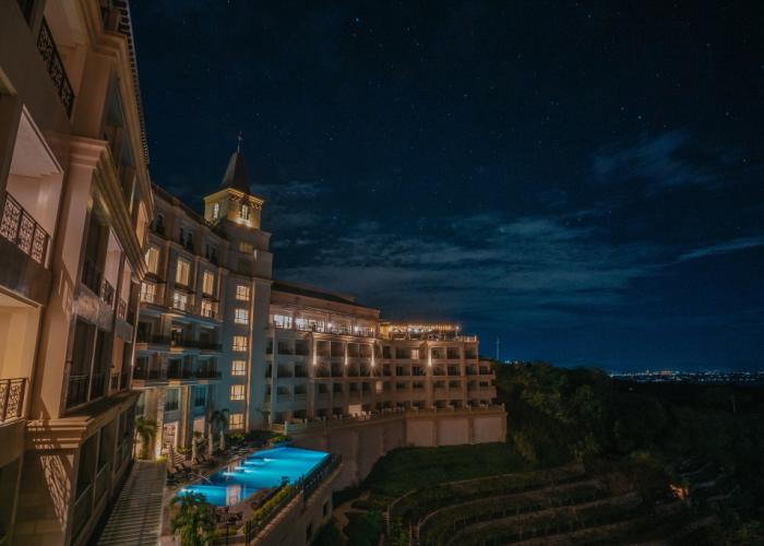 Twin Lakes Hotel