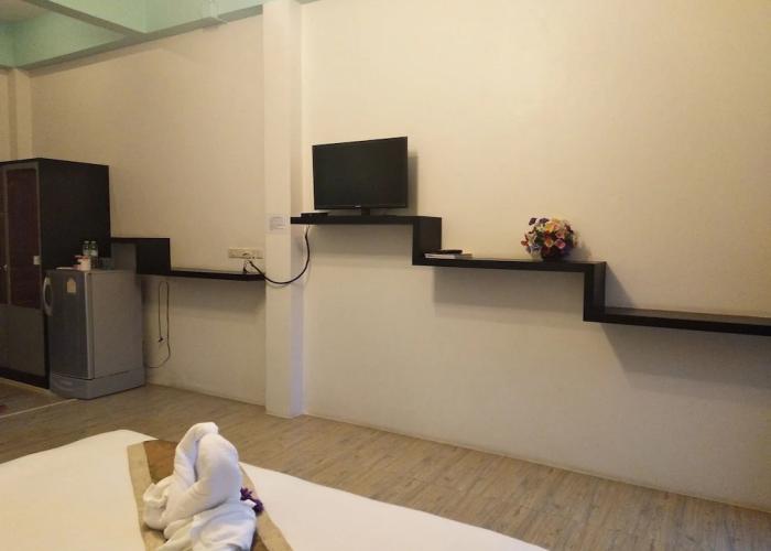 RoomQuest Chonburi Phanat Nikhom