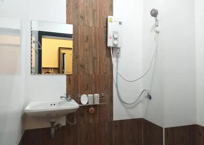 RoomQuest Chonburi Phanat Nikhom