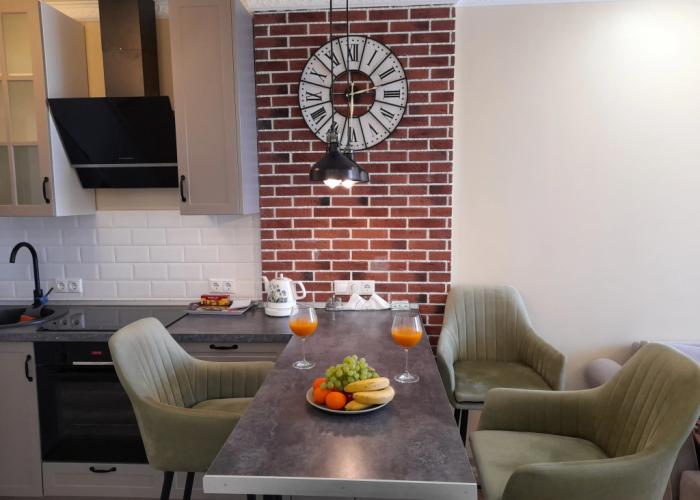 Dizaynerskaya 2-h komnatnaia studiya v elitnom ZHK Apartments