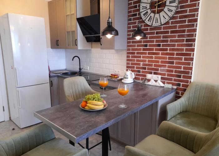 Dizaynerskaya 2-h komnatnaia studiya v elitnom ZHK Apartments