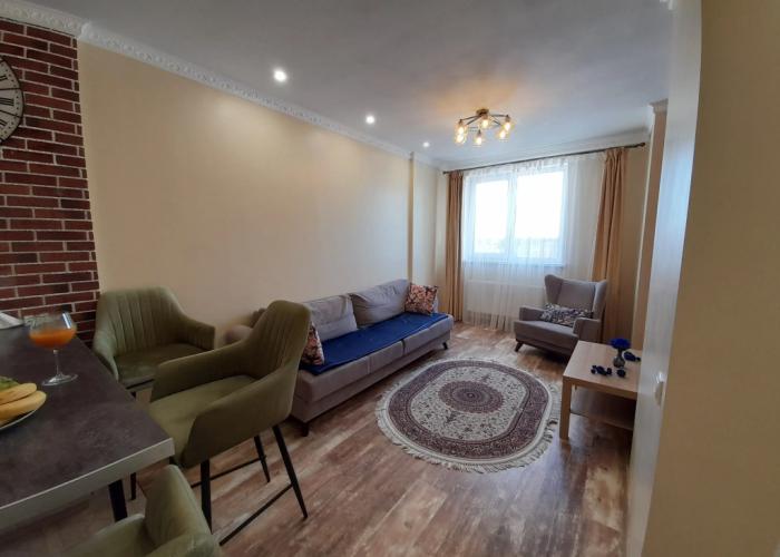 Dizaynerskaya 2-h komnatnaia studiya v elitnom ZHK Apartments