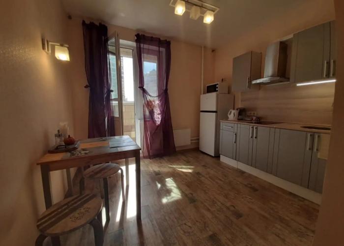 1-Komnatnie s balkonom na dvenadcatom etazhe Apartments