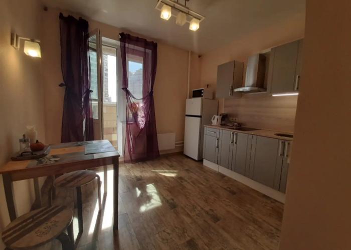 1-Komnatnie s balkonom na dvenadcatom etazhe Apartments