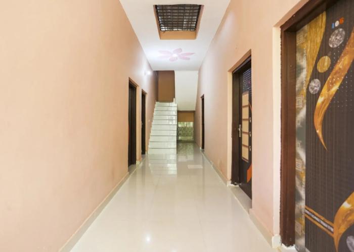 OYO 75125 Hotel Pari