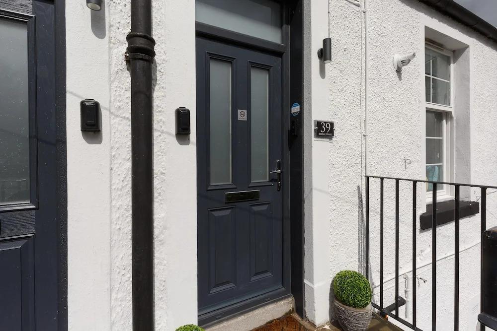 Dollar Apartments at 39