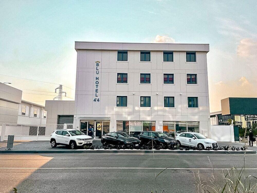 Blu Hotel 4 4 S.R.L.