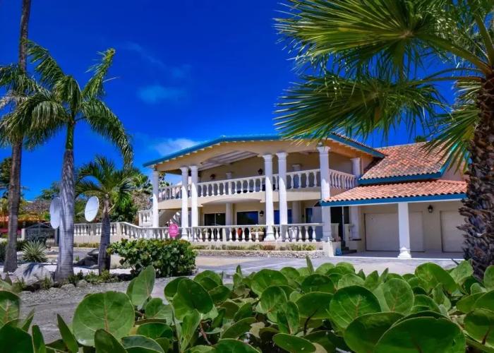 Massive Oceanfront Villa - Spa - Sauna - Gameroom - Malmok!