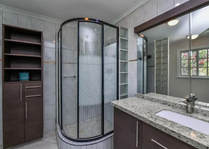 Massive Oceanfront Villa - Spa - Sauna - Gameroom - Malmok!