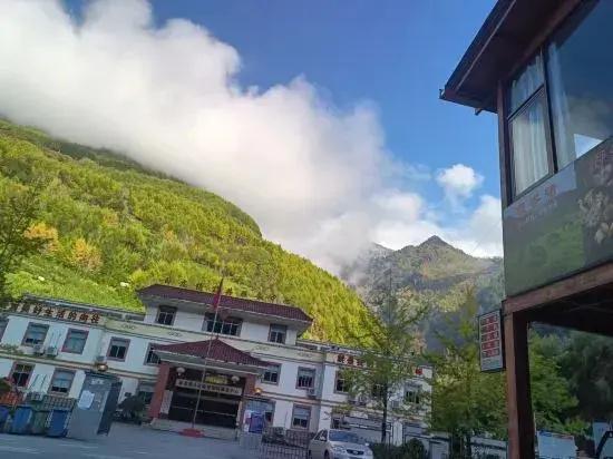 Hotel Wolongshoumorenjiakezhan