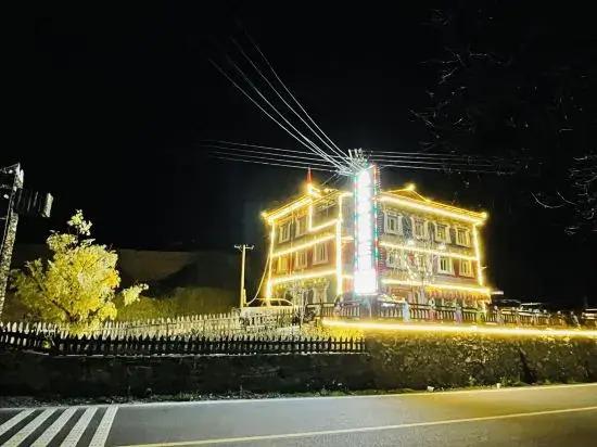 Cailin Holiday Manor