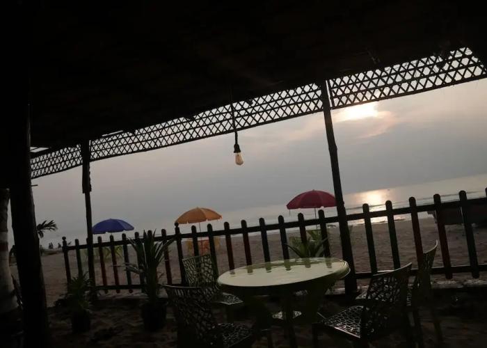 Livin Waves Beach stay and cafe