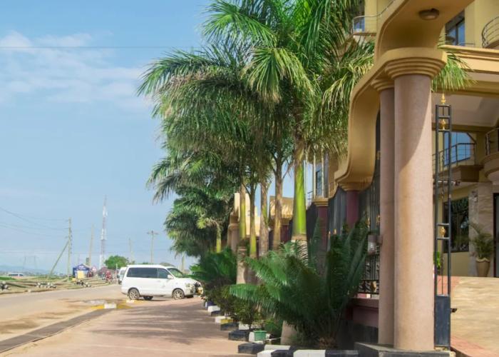 Flomi Hotel