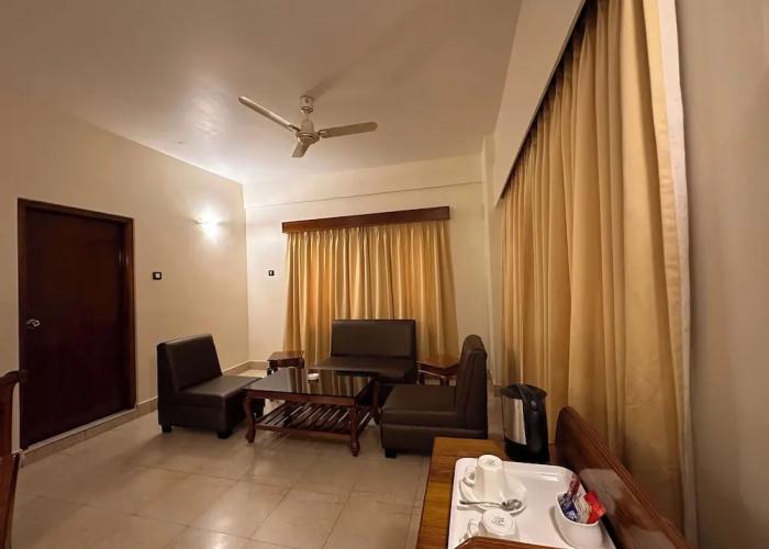lhaki Hotel