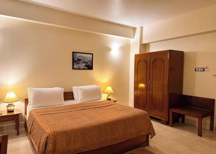 lhaki Hotel