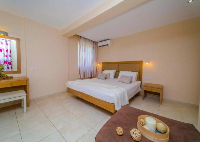 Amaryllis Front Beach Hotel