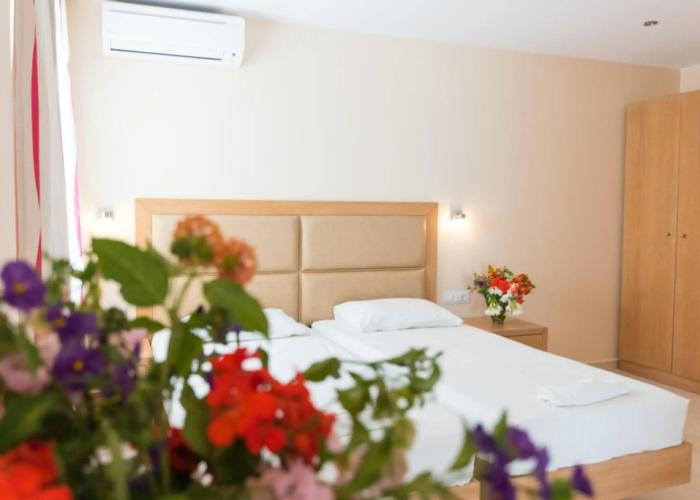 Amaryllis Front Beach Hotel