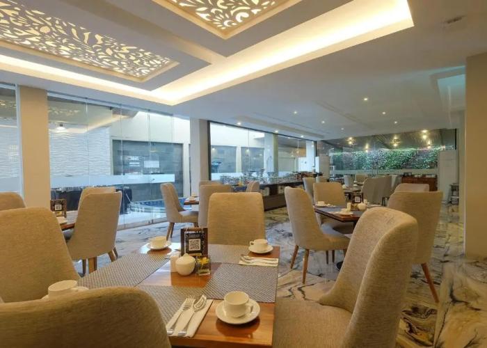 Front One Gosyen Hotel Salatiga