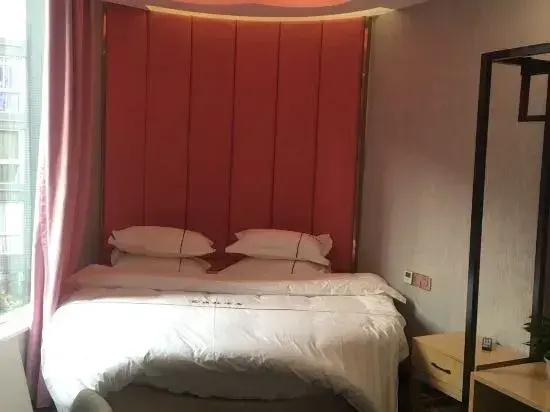 Quxian Huilong Hotel