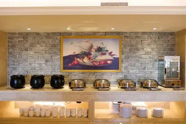 Vienna International Hotel (Xinyang Railway Station Tianrun Plaza Store)