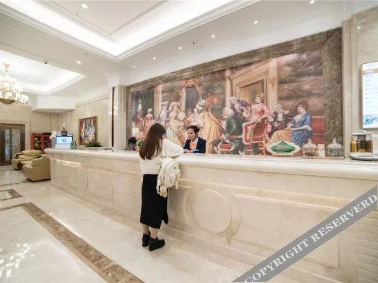 Vienna International Hotel (Xinyang Railway Station Tianrun Plaza Store)