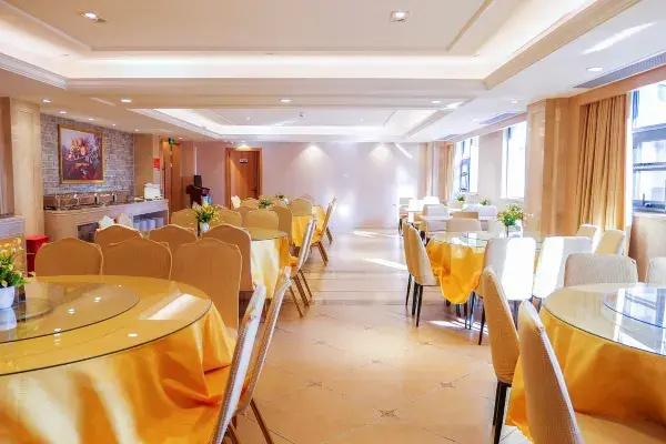 Vienna International Hotel (Xinyang Railway Station Tianrun Plaza Store)