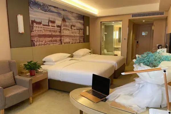 Vienna International Hotel (Xinyang Railway Station Tianrun Plaza Store)