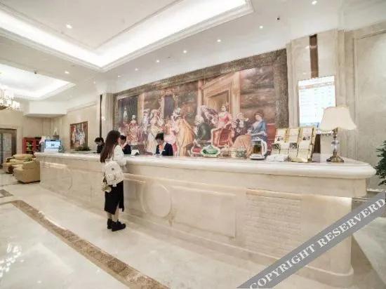 Vienna International Hotel (Xinyang Railway Station Tianrun Plaza Store)