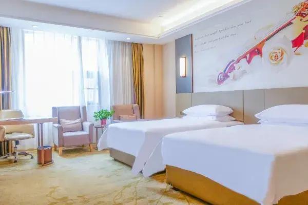 Vienna International Hotel (Xinyang Railway Station Tianrun Plaza Store)