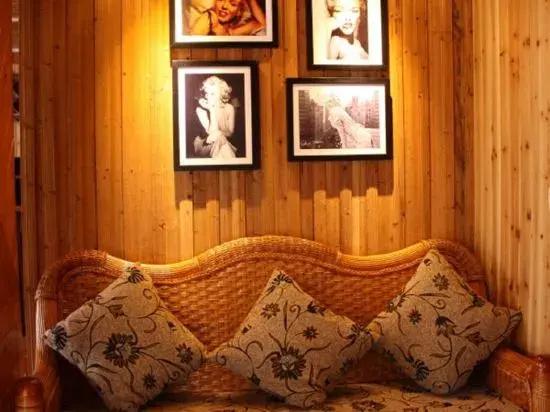 Dragon's Den Hostel