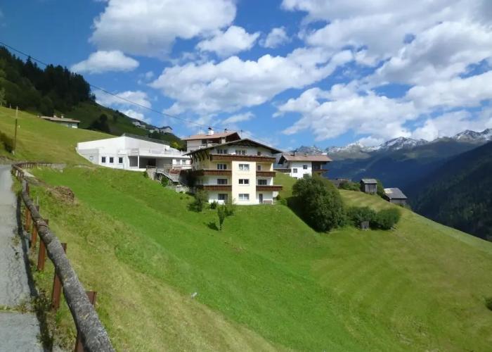 Large 4-room Apartment With Mountain View
