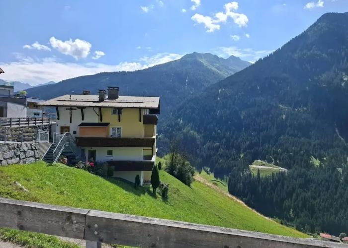 Large 4-room Apartment With Mountain View