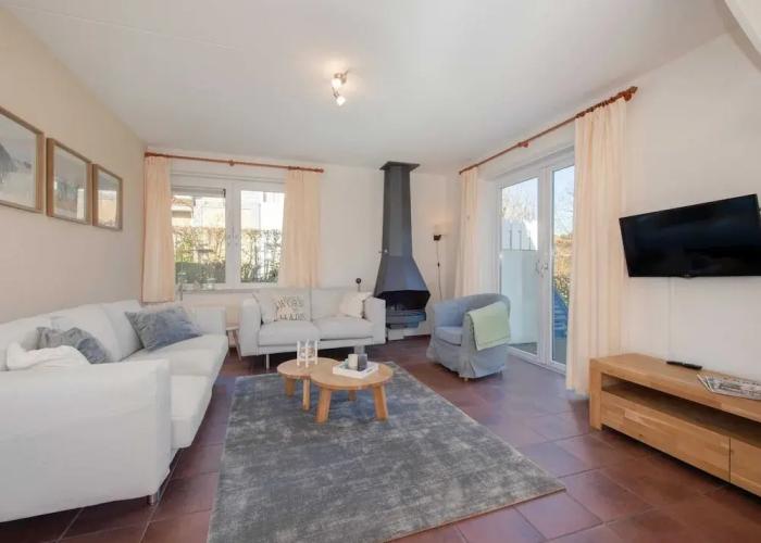 Detached Well-kept Villa With Garden, Near the Beach
